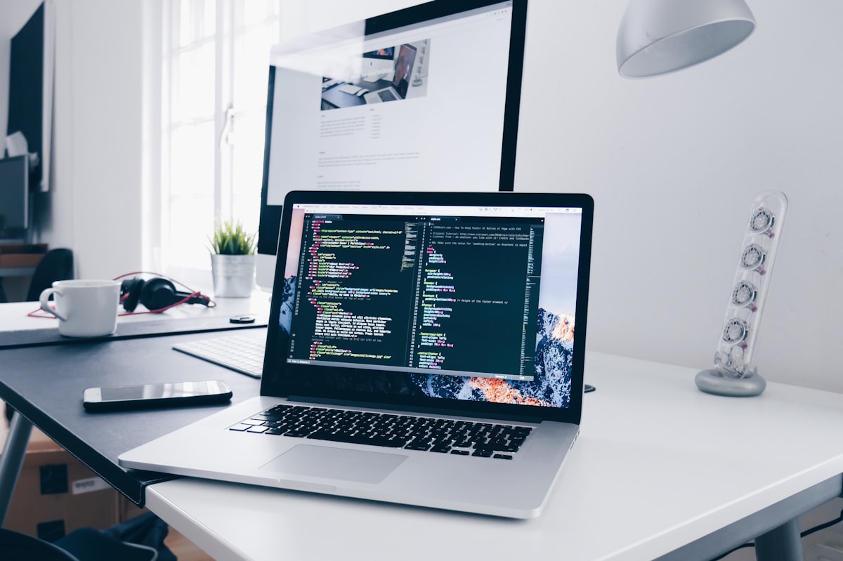 Laptop dengan kode programming